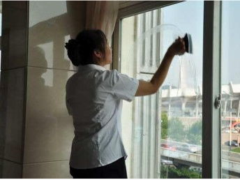 图 上海金山 擦玻璃 刮玻璃 玻璃清洗 保洁服务 就找蓝胜家政 上海保洁 清洗