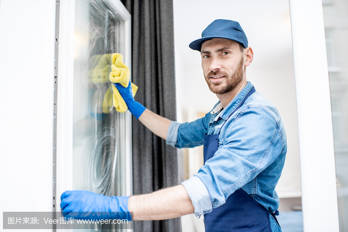 男人作为一个专业的清洁工清洗窗户